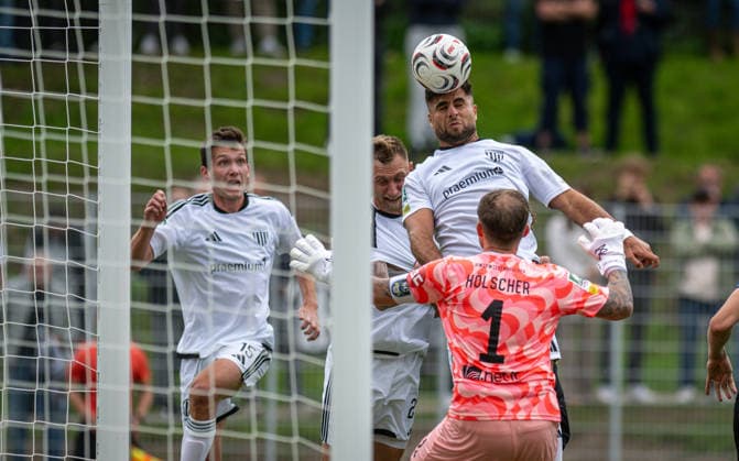 Fussball, Saison 2026 2027, Regionalliga West, 19.09.2026, 09. Spieltag, Herren, 1.FC Bocholt (weiss) vs. SC Wiedenbrueck (schwarz) v.l.: Lennart Garlipp (1.FC Bocholt), Alexander Hahn (1.FC Bocholt), Malek Fakhro (1.FC Bocholt), Marcel Hoelscher (Torwart SC Wiedenbrueck), Bocholt Stadion am Huenting Deutschland
