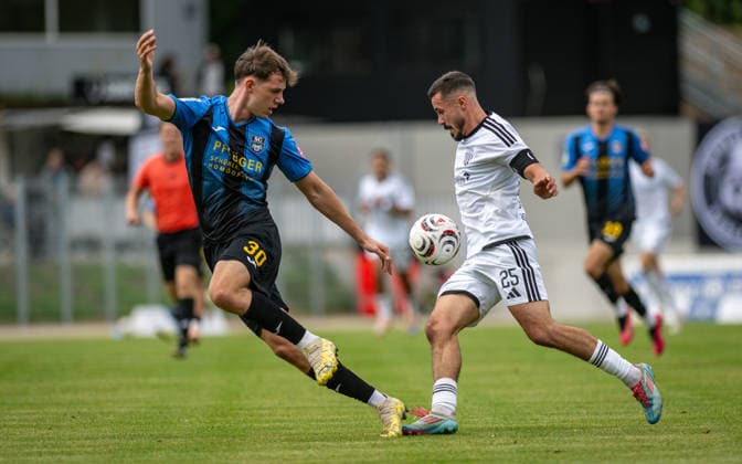 Fussball, Saison 2026 2027, Regionalliga West, 19.09.2026, 09. Spieltag, Herren, 1.FC Bocholt (weiss) vs. SC Wiedenbrueck (schwarz) v.l.: Joschka Kroll (SC Wiedenbrueck), Marvin Lorch (1.FC Bocholt), Bocholt Stadion am Huenting Deutschland