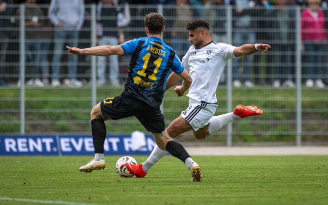 Fussball, Saison 2026 2027, Regionalliga West, 19.09.2026, 09. Spieltag, Herren, 1.FC Bocholt (weiss) vs. SC Wiedenbrueck (schwarz) v.l.: Maik Amedick (SC Wiedenbrueck), Malek Fakhro (1.FC Bocholt), Bocholt Stadion am Huenting Deutschland