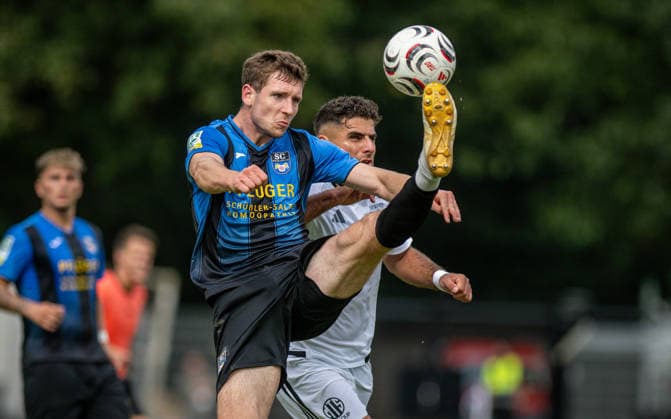 Sport Bilder des Tages Fussball, Saison 2026 2027, Regionalliga West, 19.09.2026, 09. Spieltag, Herren, 1.FC Bocholt (weiss) vs. SC Wiedenbrueck (schwarz) v.l.: Maik Amedick (SC Wiedenbrueck), Malek Fakhro (1.FC Bocholt), Bocholt Stadion am Huenting Deutschland