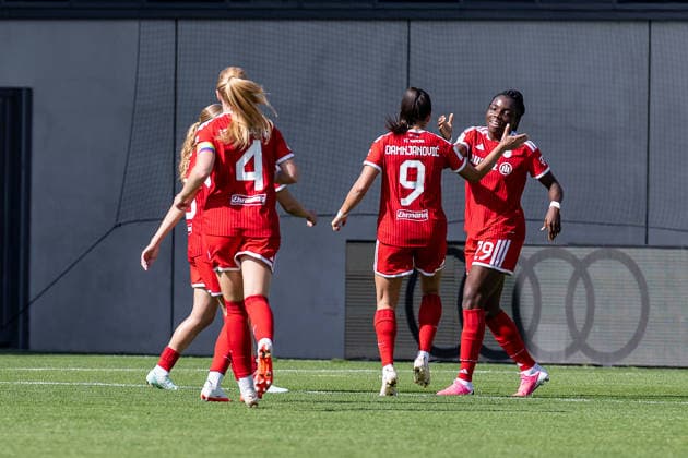 Die Muenchnerinnen bejubel mit Edna Imade (FC Bayern Muenchen Frauen, 29) deren Tor zum 3:0 GER, FC Bayern Muenchen Frauen vs. 1. FC Koeln, Fussball, Google Pixel Frauen-Bundesliga, 5. Spieltag, Saison 2026 2027, 19.09.2026 (DFL DFB REGULATIONS PROHIBIT ANY USE OF PHOTOGRAPHS as IMAGE SEQUENCES and or QUASI-VIDEO). Foto: HMB Media Heike Feiner Copyright: HMBxMedia HeikexFeiner
