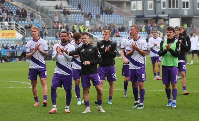 Daniel Kofi Kyereh (VfL Osnabrueck), Patrick Kammerbauer (VfL Osnabrueck) und Team feiern den Punkt vor der Fankurve Fussball, Herren, Saison 2026 2027, 2.BL, Holstein Stadion, Holstein Kiel gegen VfL Osnabrueck, 1-1 DFL REGULATIONS PROHIBIT ANY USE OF PHOTOGRAPHS AS IMAGE SEQUENCES AND OR QUASI-VIDEO.
