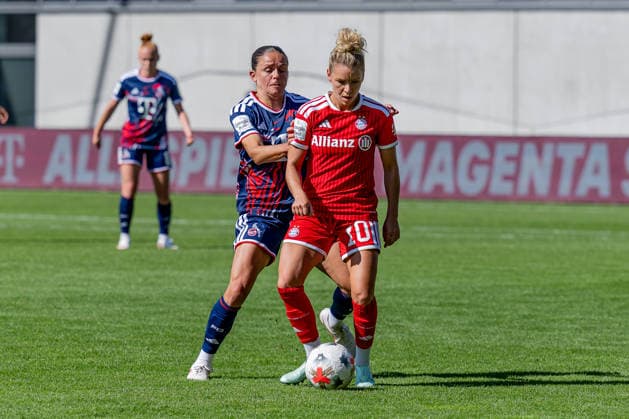 Kampf um den Ball Zweikampf zwischen Laura Feiersinger (1. FC Koeln, 27) und Linda Dallmann (FC Bayern Muenchen Frauen, 10) GER, FC Bayern Muenchen Frauen vs. 1. FC Koeln, Fussball, Google Pixel Frauen-Bundesliga, 5. Spieltag, Saison 2026 2027, 19.09.2026 (DFL DFB REGULATIONS PROHIBIT ANY USE OF PHOTOGRAPHS as IMAGE SEQUENCES and or QUASI-VIDEO). Foto: HMB Media Heike Feiner Copyright: HMBxMedia HeikexFeiner