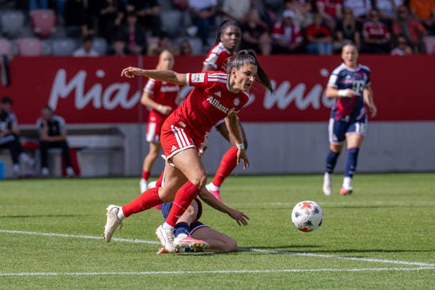 Kampf um den Ball Zweikampf zwischen Carolin Elsen (1. FC Koeln, 20) und Jovana Damnjanovic (FC Bayern Muenchen Frauen, 09) GER, FC Bayern Muenchen Frauen vs. 1. FC Koeln, Fussball, Google Pixel Frauen-Bundesliga, 5. Spieltag, Saison 2026 2027, 19.09.2026 (DFL DFB REGULATIONS PROHIBIT ANY USE OF PHOTOGRAPHS as IMAGE SEQUENCES and or QUASI-VIDEO). Foto: HMB Media Heike Feiner Copyright: HMBxMedia HeikexFeiner