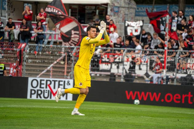 Deutschland: Fussball, 3. Liga, 2026 27, 7. Spieltag, 19.09.2026: FC Viktoria Köln vs. FC Ingolstadt 04: Sportpark Höhenberg (Köln): Arne Schulz (Viktoria Köln, 1) der Torwart von Viktoria Köln mit einem Applaus Köln Deutschland Copyright: xMijoxLubecx