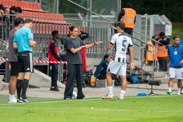 Deutschland: Fussball, 3. Liga, 2026 27, 7. Spieltag, 19.09.2026: FC Viktoria Köln vs. FC Ingolstadt 04: Sportpark Höhenberg (Köln): Trainerin Sabrina Wittmann gibt ihrem Spieler Emre Gül (FC Ingolstadt 04, 5) eine Ansage Köln Deutschland Copyright: xMijoxLubecx