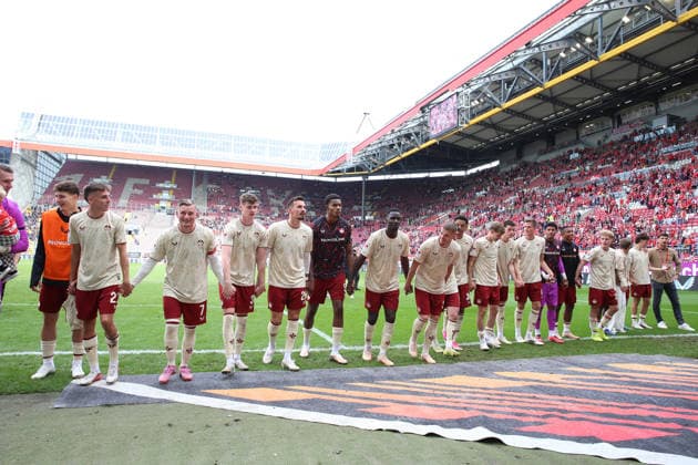 19.09.2026, xrekx, Fussball 2.Bundesliga, 1.FC Kaiserslautern - Eintracht Braunschweig v.l. 1.FC Kaiserslautern Mannschaft, Spieler, jubeln nach Spielende, Team, Player, celebrate at the end of the match (DFL DFB REGULATIONS PROHIBIT ANY USE OF PHOTOGRAPHS as IMAGE SEQUENCES and or QUASI-VIDEO) Kaiserslautern