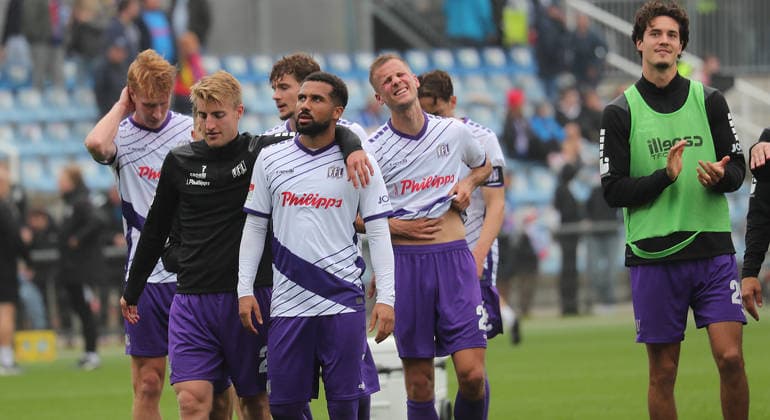 2 , Daniel Kofi Kyereh (VfL Osnabrueck) und Team feiern den Punkt mit den Fans Fussball, Herren, Saison 2026 2027, 2.BL, Holstein Stadion, Holstein Kiel gegen VfL Osnabrueck, 1-1 DFL REGULATIONS PROHIBIT ANY USE OF PHOTOGRAPHS AS IMAGE SEQUENCES AND OR QUASI-VIDEO.