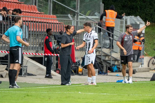 Deutschland: Fussball, 3. Liga, 2026 27, 7. Spieltag, 19.09.2026: FC Viktoria Köln vs. FC Ingolstadt 04: Sportpark Höhenberg (Köln): Trainerin Sabrina Wittmann gibt ihrem Spieler Emre Gül (FC Ingolstadt 04, 5) eine Ansage Köln Deutschland Copyright: xMijoxLubecx