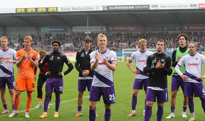 Niklas Wiemann (VfL Osnabrueck) und Team feiern den punkt vor der Fankurve Fussball, Herren, Saison 2026 2027, 2.BL, Holstein Stadion, Holstein Kiel gegen VfL Osnabrueck, 1-1 DFL REGULATIONS PROHIBIT ANY USE OF PHOTOGRAPHS AS IMAGE SEQUENCES AND OR QUASI-VIDEO.