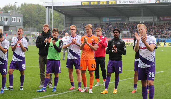 Niklas Wiemann (VfL Osnabrueck) und Team feiern den punkt vor der Fankurve Fussball, Herren, Saison 2026 2027, 2.BL, Holstein Stadion, Holstein Kiel gegen VfL Osnabrueck, 1-1 DFL REGULATIONS PROHIBIT ANY USE OF PHOTOGRAPHS AS IMAGE SEQUENCES AND OR QUASI-VIDEO.