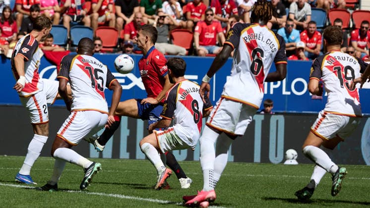 LaLiga EASports 2026 27 CA Osasuna v Rayo Vallecano Asier Osambela (29. OSA) in action during the football match of LaLiga EA Sports between CA Osasuna and Rayo Vallecano played at El Sadar stadium in Pamplona (Spain) on Sep 19 2026. Andrei Ratiu (2. RAY) (L), Mujaid Sadick (15. RAY), Unai Lopez (8. RAY), Pathe Ciss (6. RAY) and Jorge de Frutos (19. RAY) (R) are also visible in the image. Credit: Inigo Alzugaray Agencia LOF Pamplona LaLiga EASports 2026 27 CA Osasuna v Rayo Vallecano Copyright: xINIGOxALZUGARAYx