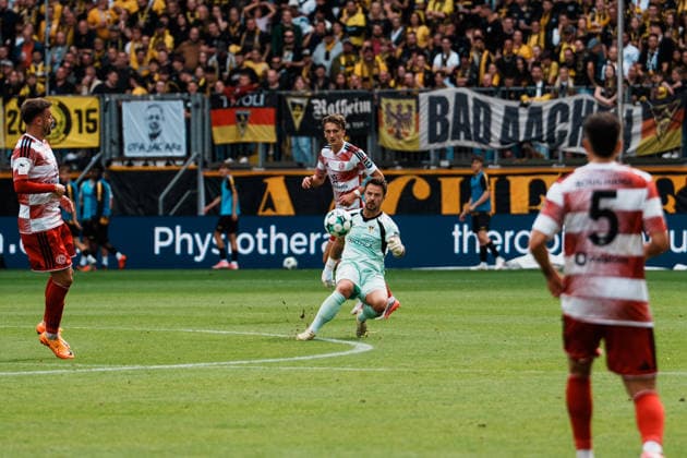 Deutschland: Fussball 3. Liga 2026 - 2027, 7. Spieltag - Alemannia Aachen vs Fortuna Düsseldorf - Tivoli (Aachen): Manuel Riemann (Alemannia Aachen, 1) verteidigt an der Mittellinie, Zweikampf, Kampf um Ball, Duell, Angriff, Tackle Copyright: xThiemoxRudolphx