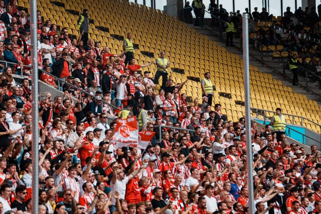 Deutschland: Fussball 3. Liga 2026 - 2027, 7. Spieltag - Alemannia Aachen vs Fortuna Düsseldorf - Tivoli (Aachen): 5.000 Fans Fortuna auf der Nordtribüne, auswärts, ausverkauft, Pufferblock Copyright: xThiemoxRudolphx