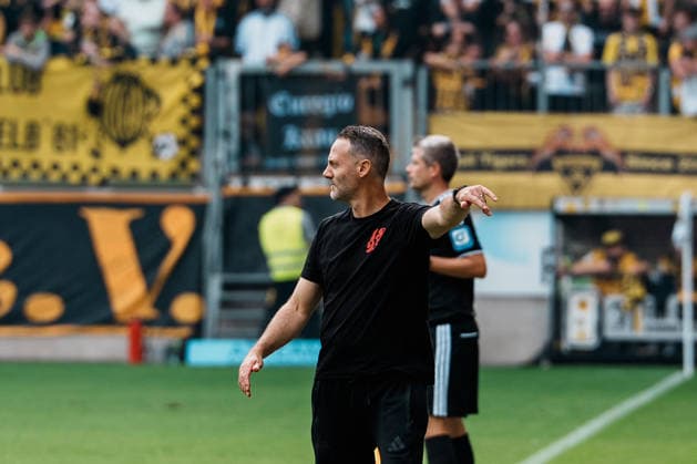 Deutschland: Fussball 3. Liga 2026 - 2027, 7. Spieltag - Alemannia Aachen vs Fortuna Düsseldorf - Tivoli (Aachen): Alexander Ende (Trainer Fortuna Düsseldorf) gestikuliert, unzufrieden, gibt Anweisungen Copyright: xThiemoxRudolphx