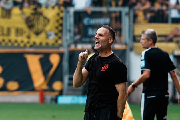 Deutschland: Fussball 3. Liga 2026 - 2027, 7. Spieltag - Alemannia Aachen vs Fortuna Düsseldorf - Tivoli (Aachen): Alexander Ende (Trainer Fortuna Düsseldorf) gestikuliert, unzufrieden, gibt Anweisungen, schreien Copyright: xThiemoxRudolphx