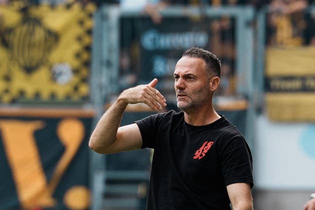 Deutschland: Fussball 3. Liga 2026 - 2027, 7. Spieltag - Alemannia Aachen vs Fortuna Düsseldorf - Tivoli (Aachen): Alexander Ende (Trainer Fortuna Düsseldorf) gestikuliert, unzufrieden, gibt Anweisungen Copyright: xThiemoxRudolphx
