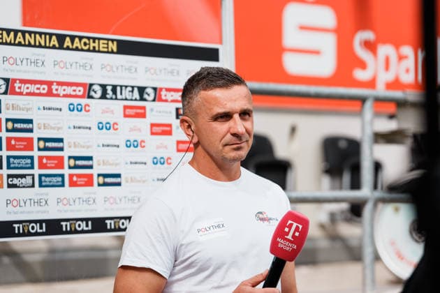 Deutschland: Fussball 3. Liga 2026 - 2027, 7. Spieltag - Alemannia Aachen vs Fortuna Düsseldorf - Tivoli (Aachen): Mersad Selimbegovic (Trainer Alemannia Aachen) im Interview vor dem Spiel bei Magnet Porträt Copyright: xThiemoxRudolphx