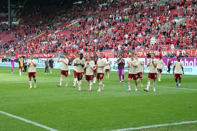 19.09.2026, xrekx, Fussball 2.Bundesliga, 1.FC Kaiserslautern - Eintracht Braunschweig v.l. 1.FC Kaiserslautern Mannschaft, Spieler, jubeln nach Spielende, Team, Player, celebrate at the end of the match (DFL DFB REGULATIONS PROHIBIT ANY USE OF PHOTOGRAPHS as IMAGE SEQUENCES and or QUASI-VIDEO) Kaiserslautern