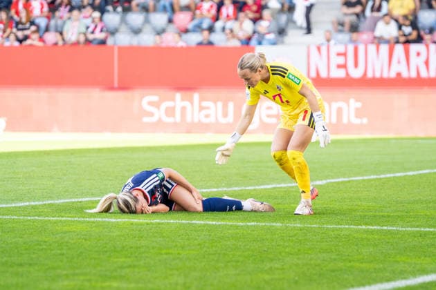 Sandra Maria Jessen (11 Köln) verletzt sich beim Google Pixel Frauen Bundesligaspiel FC Bayern München - 1. FC Köln am 19.09.2026. München FC Bayern Campus Bayern Deutschland