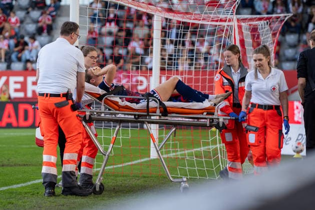 Sandra Maria Jessen (11 Köln) muss verletzt abtransportiert werden beim Google Pixel Frauen Bundesligaspiel FC Bayern München - 1. FC Köln am 19.09.2026. München FC Bayern Campus Bayern Deutschland