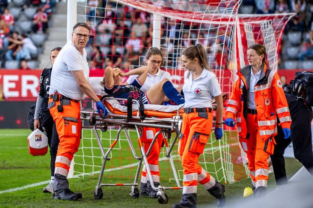 Sandra Maria Jessen (11 Köln) muss verletzt abtransportiert werden beim Google Pixel Frauen Bundesligaspiel FC Bayern München - 1. FC Köln am 19.09.2026. München FC Bayern Campus Bayern Deutschland