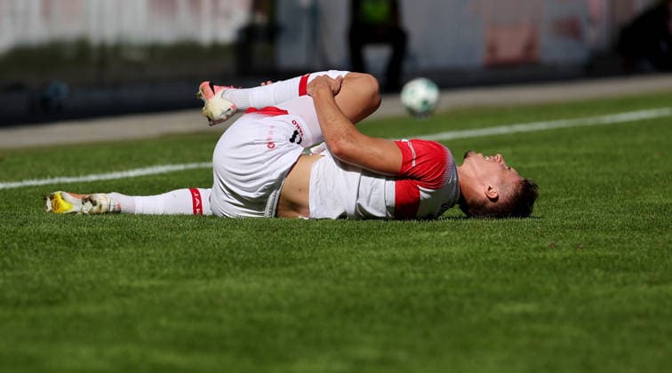 2026.09.19, Deutschland, Aspach Fußball VfB Stuttgart II vs. SSV Jahn Regensburg, Oliver Rölke (VfB II) am Boden
