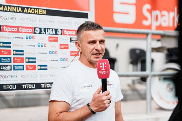 Deutschland: Fussball 3. Liga 2026 - 2027, 7. Spieltag - Alemannia Aachen vs Fortuna Düsseldorf - Tivoli (Aachen): Mersad Selimbegovic (Trainer Alemannia Aachen) im Interview vor dem Spiel bei Magnet Porträt Copyright: xThiemoxRudolphx