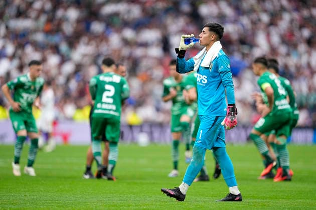 Futbol, Real Madrid vs Santiago Wanderers. Final Intercontinental Sub 20, 2026. El arquero de Santiago Wanderers Fabiano Avello es fotografiado durante la final intercontinental contra el Real Madrid realizada en el estadio Santiago Bernabeu de Madrid, Espana. 19 09 2026 AFP7 Photosport Football, Real Madrid vs Santiago Wanderers. 2026, U 20, Intercontinental Final. Santiago Wanderers goalkeeper Fabiano Avello is pictured during the 2026 U20 Intercontinental Final match against Real Madrid at the Santiago Bernabeu in Madrid, Spain. 19 09 2026 AFP7 Photosport Real Madrid vs Santiago Wanderers, final intercontinental sub 20, 2026 