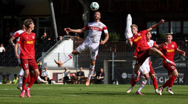 2026.09.19, Deutschland, Aspach Fußball VfB Stuttgart II vs. SSV Jahn Regensburg, v.l. Leopold Wurm (Regensburg), Dominik Nothnagel (VfB II), Malte Karbstein (Regensburg)