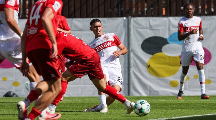 2026.09.19, Deutschland, Aspach Fußball VfB Stuttgart II vs. SSV Jahn Regensburg, Torschütze Collin Luca Schramm (VfB II, Mitte) schießt das Tor zum 2:3