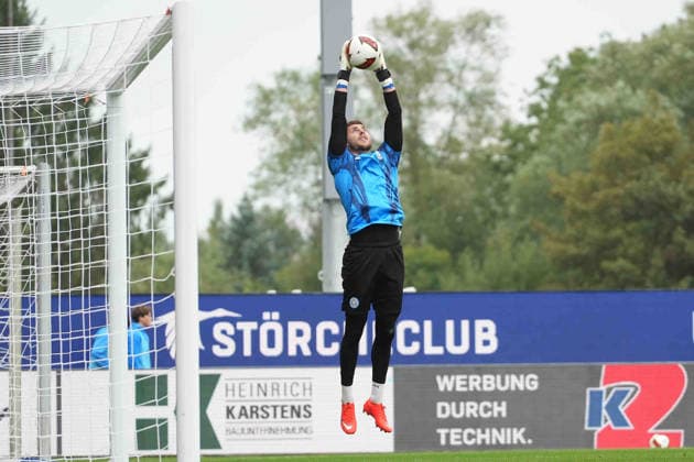 Fußball I Herren I Saison 2026-2027 I 2. Bundesliga I 6. Spieltag I Holstein Kiel - VfL Osnabrück I 19.09.2026 Timon Weiner (1, Holstein Kiel) fängt einen Ball beim Aufwärmen Kiel Holstein-Stadion Schleswig-Holstein Deutschland Copyright: xLobeca MaschaxHolmx