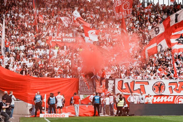 Deutschland: Fussball 3. Liga 2026 - 2027, 7. Spieltag - Alemannia Aachen vs Fortuna Düsseldorf - Tivoli (Aachen): Mannschaft bei Fans, Auswärts, Ausverkauft, Rauch, Pyro Copyright: xThiemoxRudolphx