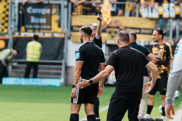 Deutschland: Fussball 3. Liga 2026 - 2027, 7. Spieltag - Alemannia Aachen vs Fortuna Düsseldorf - Tivoli (Aachen): Alexander Ende (Trainer Fortuna Düsseldorf) beschwert sich nach Pfiff von Schiedsrichter Konrad Oldhafer (Poppenbüttel) Copyright: xThiemoxRudolphx