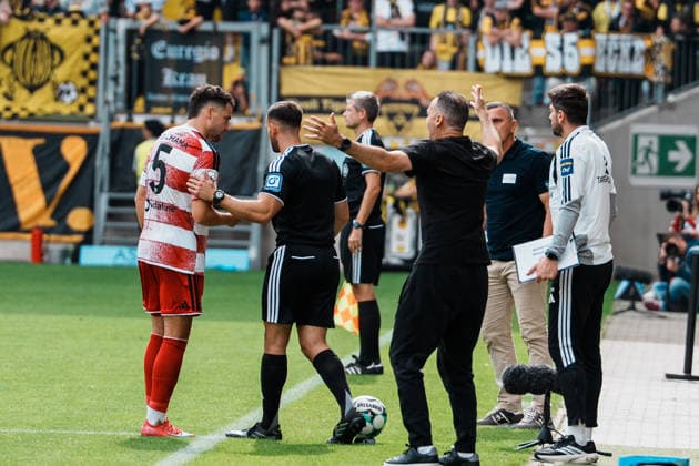 Deutschland: Fussball 3. Liga 2026 - 2027, 7. Spieltag - Alemannia Aachen vs Fortuna Düsseldorf - Tivoli (Aachen): Alexander Ende (Trainer Fortuna Düsseldorf) beschwert sich nach Pfiff, Yassine Bouchama (Fortuna Düsseldorf, 5) diskutiert mit Vierter Offizieller Leonidas Exuzidis (Castrop-Rauxel) Copyright: xThiemoxRudolphx