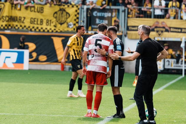 Deutschland: Fussball 3. Liga 2026 - 2027, 7. Spieltag - Alemannia Aachen vs Fortuna Düsseldorf - Tivoli (Aachen): Alexander Ende (Trainer Fortuna Düsseldorf) beschwert sich nach Pfiff, Yassine Bouchama (Fortuna Düsseldorf, 5) diskutiert mit Vierter Offizieller Leonidas Exuzidis (Castrop-Rauxel) Copyright: xThiemoxRudolphx