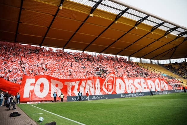 Deutschland: Fussball 3. Liga 2026 - 2027, 7. Spieltag - Alemannia Aachen vs Fortuna Düsseldorf - Tivoli (Aachen): Choreografie mit Fahnen vor dem Spiel, Auswärtsblock, Fortuna - Fans Copyright: xThiemoxRudolphx
