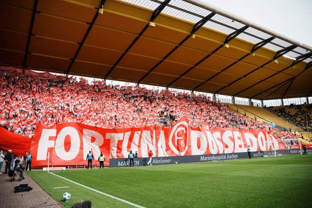 Deutschland: Fussball 3. Liga 2026 - 2027, 7. Spieltag - Alemannia Aachen vs Fortuna Düsseldorf - Tivoli (Aachen): Choreografie mit Fahnen vor dem Spiel, Auswärtsblock, Fortuna - Fans Copyright: xThiemoxRudolphx