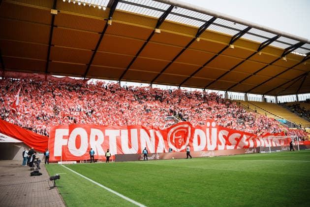 Deutschland: Fussball 3. Liga 2026 - 2027, 7. Spieltag - Alemannia Aachen vs Fortuna Düsseldorf - Tivoli (Aachen): Choreografie mit Fahnen vor dem Spiel, Auswärtsblock, Fortuna - Fans Copyright: xThiemoxRudolphx