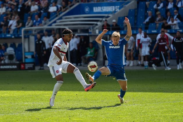 19.09.2026, xjyhynx, Fussball 2.Bundesliga, Karlsruher SC - 1.FC Nürnberg, v.l. Rayan Ghrieb (7, 1. FC Nürnberg) im Zweikampf mit Santeri Väänänen (6, Karlsruher SC) (DFL DFB REGULATIONS PROHIBIT ANY USE OF PHOTOGRAPHS as IMAGE SEQUENCES and or QUASI-VIDEO) Karlsruhe