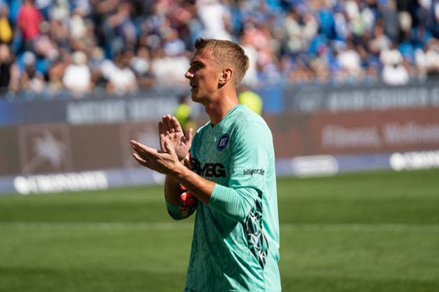 19.09.2026, xjyhynx, Fussball 2.Bundesliga, Karlsruher SC - 1.FC Nürnberg, v.l. Hans Christian Bernat (1, Karlsruher SC) klatscht zu den Fans nach der Niederlage (DFL DFB REGULATIONS PROHIBIT ANY USE OF PHOTOGRAPHS as IMAGE SEQUENCES and or QUASI-VIDEO) Karlsruhe