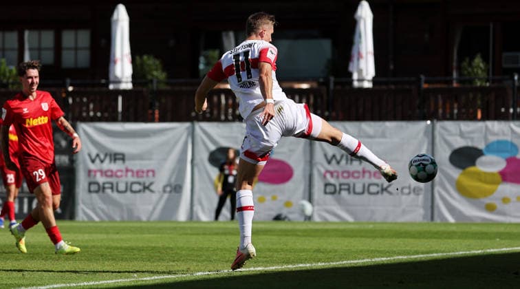2026.09.19, Deutschland, Aspach Fußball VfB Stuttgart II vs. SSV Jahn Regensburg, Torschütze Oliver Rölke (VfB II, rechts) schießt das Tor zum 1:3