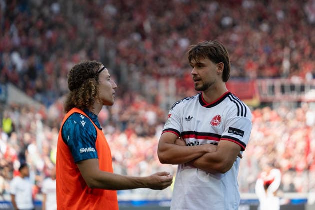 19.09.2026, xjyhynx, Fussball 2.Bundesliga, Karlsruher SC - 1.FC Nürnberg, v.l. Tim Civeja (23, Karlsruher SC) redet nach dem Spiel mit Fynn Otto (20, 1. FC Nürnberg) (DFL DFB REGULATIONS PROHIBIT ANY USE OF PHOTOGRAPHS as IMAGE SEQUENCES and or QUASI-VIDEO) Karlsruhe