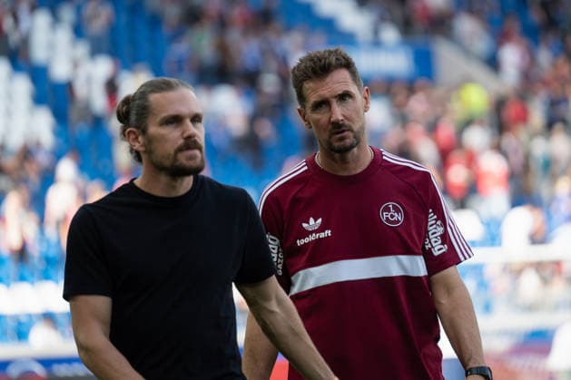 19.09.2026, xjyhynx, Fussball 2.Bundesliga, Karlsruher SC - 1.FC Nürnberg, v.l. Der verletzte Sebastian Jung (2, Karlsruher SC) im Gespräch mit Miroslav Klose (Trainer, 1. FC Nürnberg) nach dem Spiel (DFL DFB REGULATIONS PROHIBIT ANY USE OF PHOTOGRAPHS as IMAGE SEQUENCES and or QUASI-VIDEO) Karlsruhe