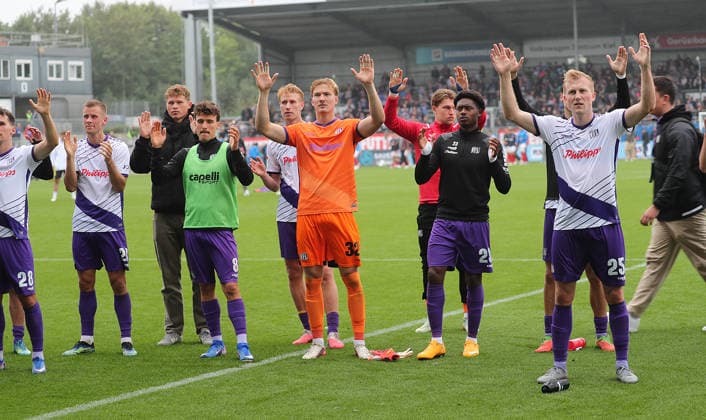Jonas Krumrey (VfL Osnabrueck) und Team feiern den Punktgewinn Fussball, Herren, Saison 2026 2027, 2.BL, Holstein Stadion, Holstein Kiel gegen VfL Osnabrueck, 1-1 DFL REGULATIONS PROHIBIT ANY USE OF PHOTOGRAPHS AS IMAGE SEQUENCES AND OR QUASI-VIDEO.