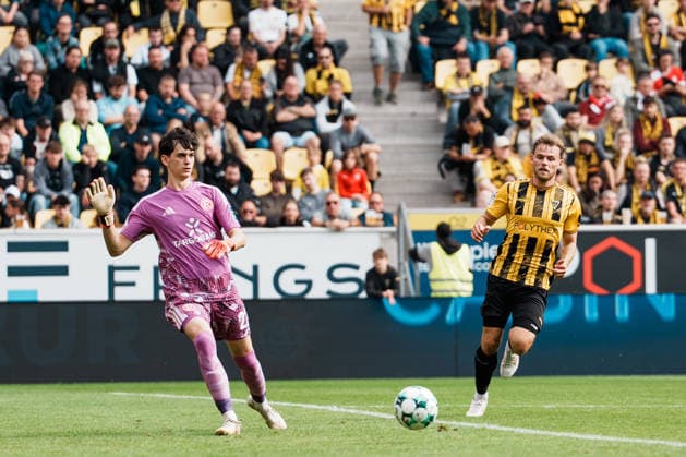 Sport Bilder des Tages Deutschland: Fussball 3. Liga 2026 - 2027, 7. Spieltag - Alemannia Aachen vs Fortuna Düsseldorf - Tivoli (Aachen): Louis Lord (Fortuna Düsseldorf, 22) vor Mika Schroers (Alemannia Aachen, 27), Dressing, Pass, Druck Copyright: xThiemoxRudolphx