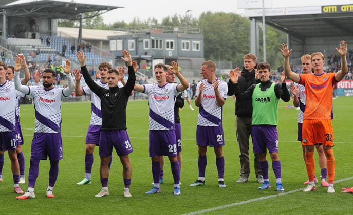 Jonas Krumrey (VfL Osnabrueck) und Team vor der Fankurve Fussball, Herren, Saison 2026 2027, 2.BL, Holstein Stadion, Holstein Kiel gegen VfL Osnabrueck, 1-1 DFL REGULATIONS PROHIBIT ANY USE OF PHOTOGRAPHS AS IMAGE SEQUENCES AND OR QUASI-VIDEO.