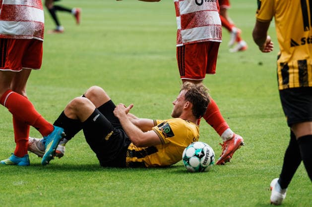 Deutschland: Fussball 3. Liga 2026 - 2027, 7. Spieltag - Alemannia Aachen vs Fortuna Düsseldorf - Tivoli (Aachen): Mika Schroers (Alemannia Aachen, 27) am Boden nach Foul, Schmerzen Copyright: xThiemoxRudolphx