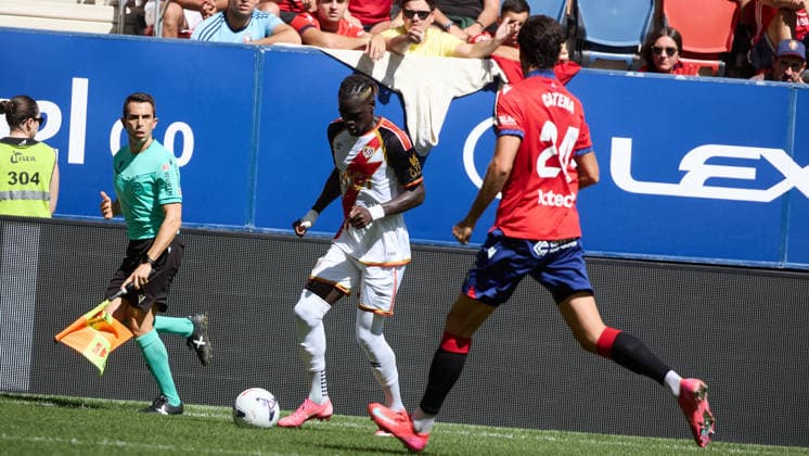 LaLiga EASports 2026 27 CA Osasuna v Rayo Vallecano Pathe Ciss (6. RAY) (L) crosses the ball under pressure from Alejandro Catena (24. OSA) (R) during the football match of LaLiga EA Sports between CA Osasuna and Rayo Vallecano played at El Sadar stadium in Pamplona (Spain) on Sep 19 2026. Roberto Tejero (Assistant Referee) is also visible in the image. Credit: Inigo Alzugaray Agencia LOF Pamplona LaLiga EASports 2026 27 CA Osasuna v Rayo Vallecano Copyright: xINIGOxALZUGARAYx