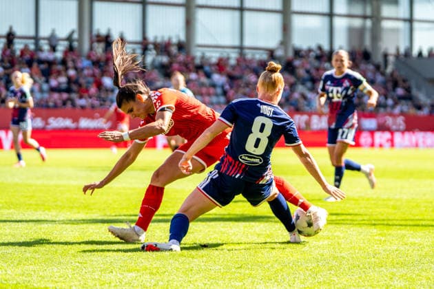 Jovana Damnjanovic (9 Bayern) und Laura Vogt (8 Köln) in Aktion beim Google Pixel Frauen Bundesligaspiel FC Bayern München - 1. FC Köln am 19.09.2026. München FC Bayern Campus Bayern Deutschland